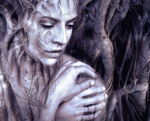 Persona con una conexión entre el cuerpo y raíces, simbolizando la conexión emocional de Mercè Naudi